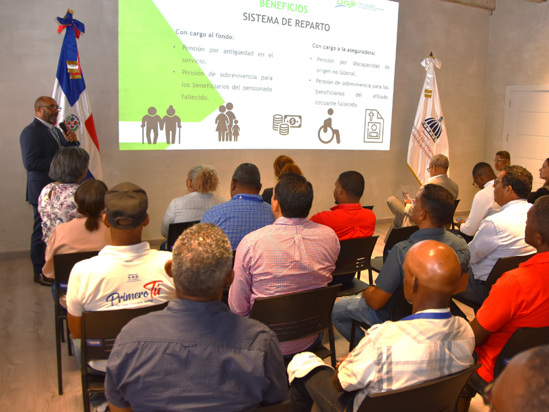 En cumplimiento con el programa de capacitación sobre el Sistema de Reparto Estatal Dominicano para servidores públicos, la Dirección General de Jubilaciones y Pensiones a Cargado del Estado (DGJP), impartió la charla "Sistema de Reparto: procedimientos y beneficios para los afiliados", a colaboradores del Ministerio de Educación de la República Dominicana (MINERD) de forma virtual y presencial al personal de la Oficina Nacional de Derecho de Autor (ONDA) y la Dirección General de Proyectos Estratégicos y Especiales de la Presidencia de la República (PROPEEP). En cumplimiento con el programa de capacitación sobre el Sistema de Reparto Estatal Dominicano para servidores públicos, la Dirección General de Jubilaciones y Pensiones a Cargado del Estado (DGJP), impartió la charla "Sistema de Reparto: procedimientos y beneficios para los afiliados", a colaboradores del Ministerio de Educación de la República Dominicana (MINERD) de forma virtual y presencial al personal de la Oficina Nacional de Derecho de Autor (ONDA) y la Dirección General de Proyectos Estratégicos y Especiales de la Presidencia de la República (PROPEEP).
