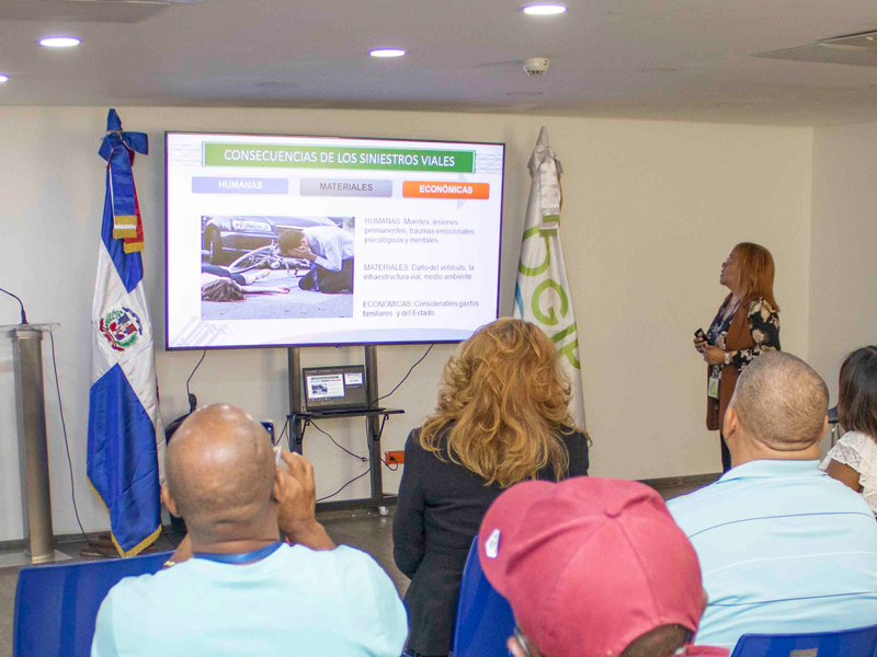 Colaboradores de la Dirección General de Jubilaciones y Pensiones a Cargo del Estado (DGJP) recibieron este jueves un taller sobre Educación Vial y Compromiso Ciudadano, como parte del programa de capacitación que implementa la institución. El taller dirigido especialmente a los choferes de la Sección de Transportación de la DGJP tuvo como objetivo fortalecer los conocimientos y profundizar en temas elementales como la educación y la formación vial, hasta los más complejos como los principios y características del sistema de tráfico. Colaboradores de la Dirección General de Jubilaciones y Pensiones a Cargo del Estado (DGJP) recibieron este jueves un taller sobre Educación Vial y Compromiso Ciudadano, como parte del programa de capacitación que implementa la institución.
El taller dirigido especialmente a los choferes de la Sección de Transportación de la DGJP tuvo como objetivo fortalecer los conocimientos y profundizar en temas elementales como la educación y la formación vial, hasta los más complejos como los principios y características del sistema de tráfico.