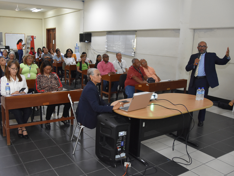 La Dirección General de Jubilaciones y Pensiones a Cargo del Estado (DGJP) impartió una charla titulada “Sistema de Reparto Estatal y sus Leyes conexas: Procedimientos y Beneficios”, a colaboradores del Instituto Postal Dominicano (INPOSDOM), con el objetivo de fortalecer sus conocimientos en materia previsional y convertirlos en multiplicadores de los temas abordados.