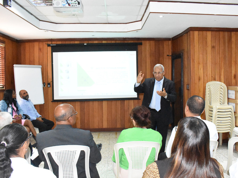Continuando con su programa de capacitación sobre el Sistema de Reparto Estatal Dominicano para servidores públicos, la Dirección General de Jubilaciones y Pensiones a Cargado del Estado (DGJP), impartió la charla "Sistema de Reparto: procedimientos y beneficios para los afiliados", a colaboradores del Ministerio de Cultura y de la Administradora de Riesgos de Salud para Maestros (ARS SEMMA).
