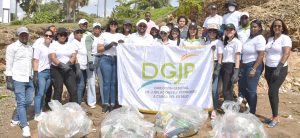 Servidores Públicos de la Dirección General de Jubilaciones y Pensiones a Cargo del Estado (DGJP), recolectaron toneladas de residuos plásticos y orgánicos durante una jornada de limpieza de costas que realizaron en la playa Fuerte San Gil, como parte de la responsabilidad social y el compromiso con la ciudadanía de dotar de un ambiente sano.
