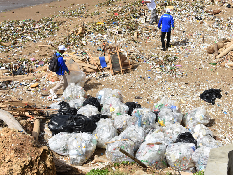 Servidores Públicos de la Dirección General de Jubilaciones y Pensiones a Cargo del Estado (DGJP), recolectaron toneladas de residuos plásticos y orgánicos durante una jornada de limpieza de costas que realizaron en la playa Fuerte San Gil, como parte de la responsabilidad social y el compromiso con la ciudadanía de dotar de un ambiente sano. Servidores Públicos de la Dirección General de Jubilaciones y Pensiones a Cargo del Estado (DGJP), recolectaron toneladas de residuos plásticos y orgánicos durante una jornada de limpieza de costas que realizaron en la playa Fuerte San Gil, como parte de la responsabilidad social y el compromiso con la ciudadanía de dotar de un ambiente sano.