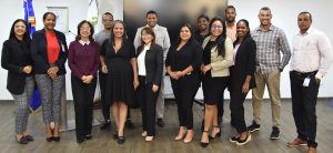 La División de Comunicaciones de la Dirección General de Jubilaciones y Pensiones realizó su segundo encuentro interdepartamental con los diferentes funcionarios de la entidad, donde se resaltó la importancia de la comunicación efectiva, asegurando que esta permite una coordinación más eficiente entre los distintos departamentos y áreas que integran la DGJP. Durante el evento, la encargada de la División de Comunicaciones, Ana Daisy Guerrero, subrayó la importancia del fortalecimiento de la comunicación interna y externa para el posicionamiento de la institución, indicando que la falta de integración entre las áreas puede afectar la gestión de la información.