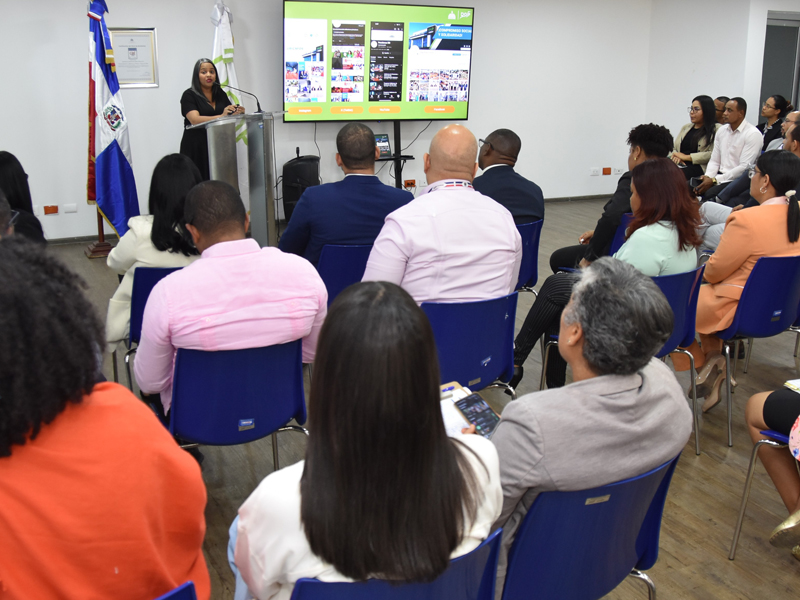 La División de Comunicaciones de la Dirección General de Jubilaciones y Pensiones realizó su segundo encuentro interdepartamental con los diferentes funcionarios de la entidad, donde se resaltó la importancia de la comunicación efectiva, asegurando que esta permite una coordinación más eficiente entre los distintos departamentos y áreas que integran la DGJP.
Durante el evento, la encargada de la División de Comunicaciones, Ana Daisy Guerrero, subrayó la importancia del fortalecimiento de la comunicación interna y externa para el posicionamiento de la institución, indicando que la falta de integración entre las áreas puede afectar la gestión de la información. 
