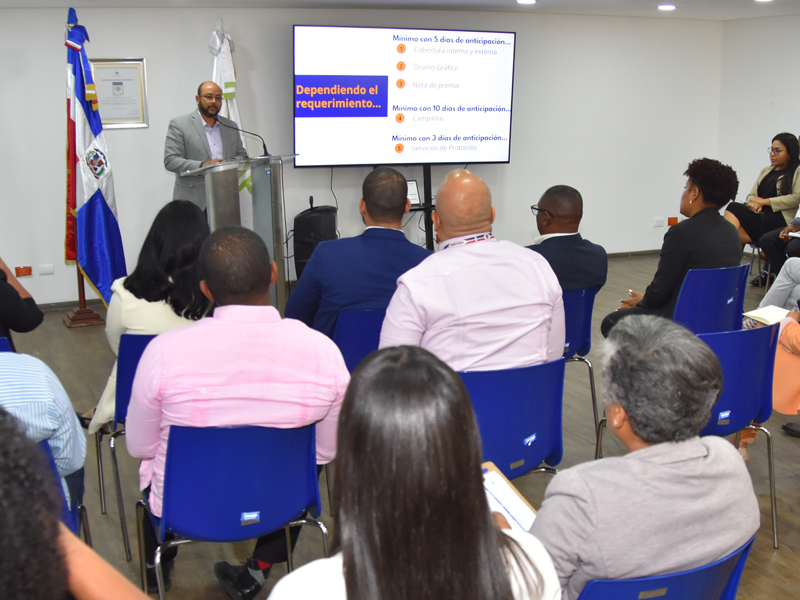 La División de Comunicaciones de la Dirección General de Jubilaciones y Pensiones realizó su segundo encuentro interdepartamental con los diferentes funcionarios de la entidad, donde se resaltó la importancia de la comunicación efectiva, asegurando que esta permite una coordinación más eficiente entre los distintos departamentos y áreas que integran la DGJP.
Durante el evento, la encargada de la División de Comunicaciones, Ana Daisy Guerrero, subrayó la importancia del fortalecimiento de la comunicación interna y externa para el posicionamiento de la institución, indicando que la falta de integración entre las áreas puede afectar la gestión de la información. 
