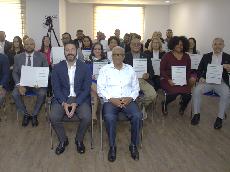Colaboradores de la Dirección General de Jubilaciones y Pensiones a Cargo del Estado (DGJP), recibieron este miércoles los certificados correspondientes al primer Diplomado de Regulación, Inversiones, Trabajadores y Ahorros (RITA) sobre el Sistema Dominicano de Pensiones, por parte de la Superintendencia de Pensiones (SIPEN), tras un mes de intensa formación, que reunió un total de 30 servidores de la DGJP.
