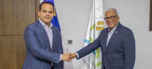El director general de Jubilaciones y Pensiones a Cargo del Estado, licenciado Juan Rosa, recibió este viernes la visita de cortesía del cónsul general de la República Dominicana en Milán, Italia, Miguel Vásquez Peña, en el marco de un encuentro de confraternidad institucional.