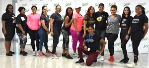 Con el objetivo de promover el bienestar integral y fomentar un ambiente laboral positivo, la Dirección General de Jubilaciones y Pensiones (DGJP) realizó una tarde de zumba dirigida a sus colaboradores. La actividad, concebida como un espacio de recreación y esparcimiento, fue dinamizada por Marlene González, Analista del departamento de Recursos Humanos, quien dirigió con entusiasmo la sesión.