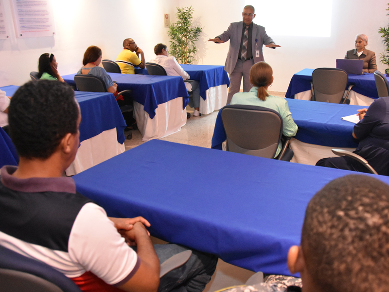 Con el tema “Sistema, Procedimientos y Beneficios”, la Dirección General de Jubilaciones y Pensiones a Cargo del Estado (DGJP) impartió una charla a colaboradores del Sistema Único de Beneficiarios (SIUBEN), con el objetivo de concientizarlos y motivarlos a convertirse en multiplicadores de estos conocimientos.

La exposición estuvo a cargo de Francia y José de los Santos, colaboradores de la DGJP, quienes abordaron ampliamente los beneficios de las pensiones, incluyendo la pensión por antigüedad conforme a la Ley No. 379-81, la pensión por sobrevivencia por fallecimiento de afiliado cotizante, así como el Seguro de Salud del Régimen Subsidiado y el Seguro de Salud Contributivo para pensionados.