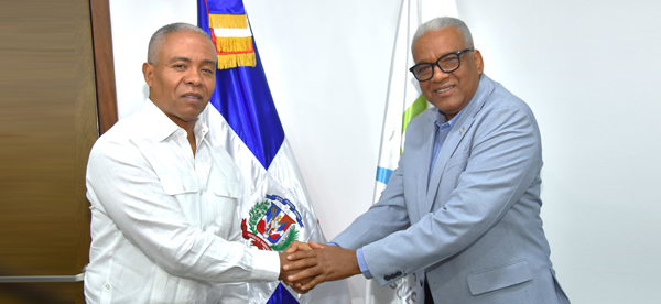 El director general de Jubilaciones y Pensiones, licenciado Juan Rosa, recibió en su despacho la visita de cortesía del exalcalde del municipio Santo Domingo Norte y aspirante a senador por la provincia Santo Domingo, doctor Francisco Fernández, encuentro en el cual abordaron temas de interés relacionados a la vida nacional y otros asuntos de relevancia para el municipio.