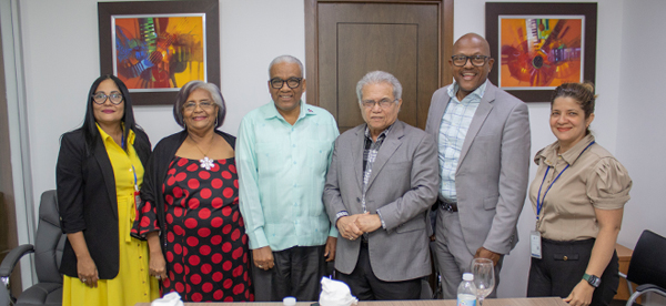El director general de Jubilaciones y Pensiones, licenciado Juan Rosa, recibió en su despacho la visita de cortesía de los presidentes del Colegio Médico Dominicano (CMD), doctor Waldo Ariel Suero y de la Asociación de Médicos Pensionados y Jubilados, doctora Mercedes Rodríguez Silver, encuentro en el cual abordaron temas de interés para las entidades.