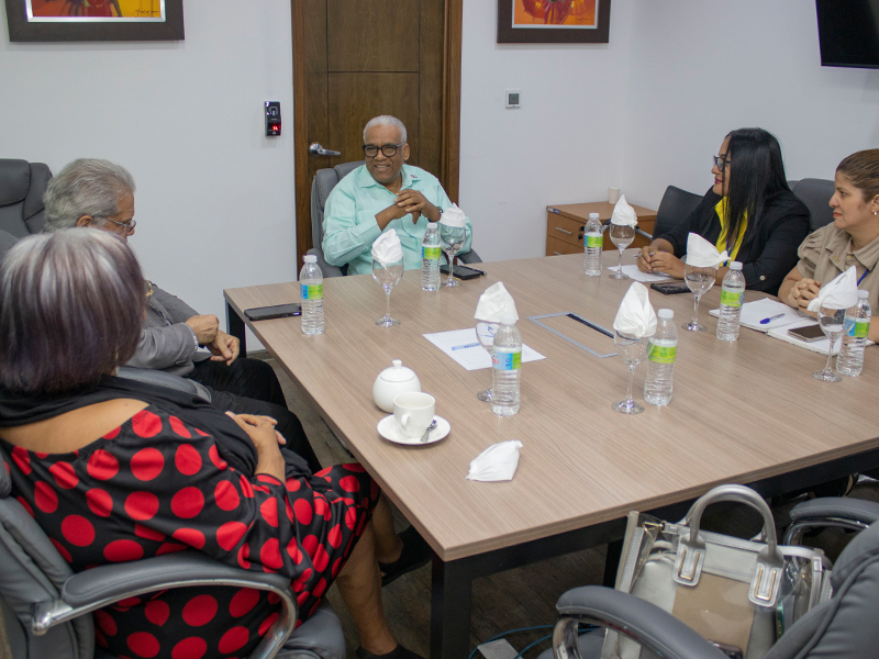 El director general de Jubilaciones y Pensiones, licenciado Juan Rosa, recibió en su despacho la visita de cortesía de los presidentes del Colegio Médico Dominicano (CMD), doctor Waldo Ariel Suero y de la Asociación de Médicos Pensionados y Jubilados, doctora Mercedes Rodríguez Silver, encuentro en el cual abordaron temas de interés para las entidades.

