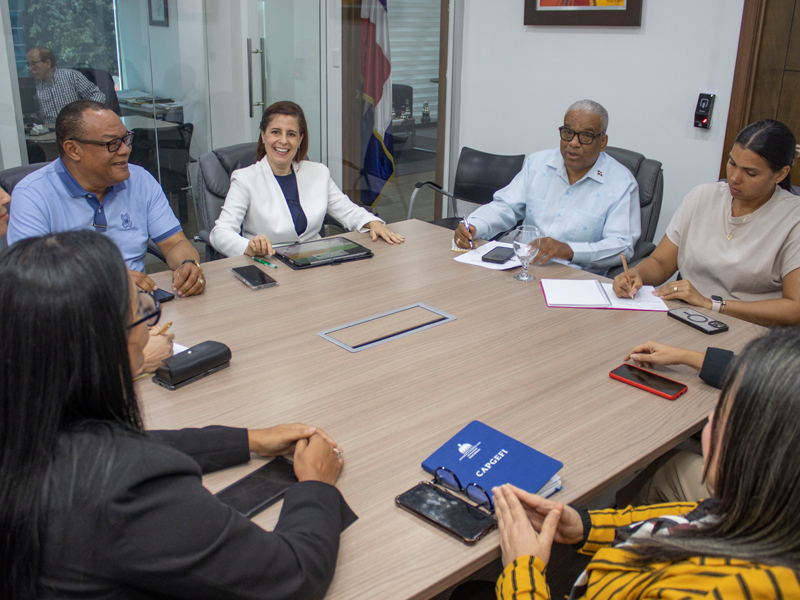 El director general de Jubilaciones y Pensiones a Cargo del Estado, licenciado Juan Rosa, recibió ñla visita de cortesía de la rectora del Centro de Estudios Financiero (CEF), licenciada Patricia Portela Piña, con el objetivo de explorar oportunidades de cooperación interinstitucional. El director general de Jubilaciones y Pensiones a Cargo del Estado, licenciado Juan Rosa, recibió ñla visita de cortesía de la rectora del Centro de Estudios Financiero (CEF), licenciada Patricia Portela Piña, con el objetivo de explorar oportunidades de cooperación interinstitucional.