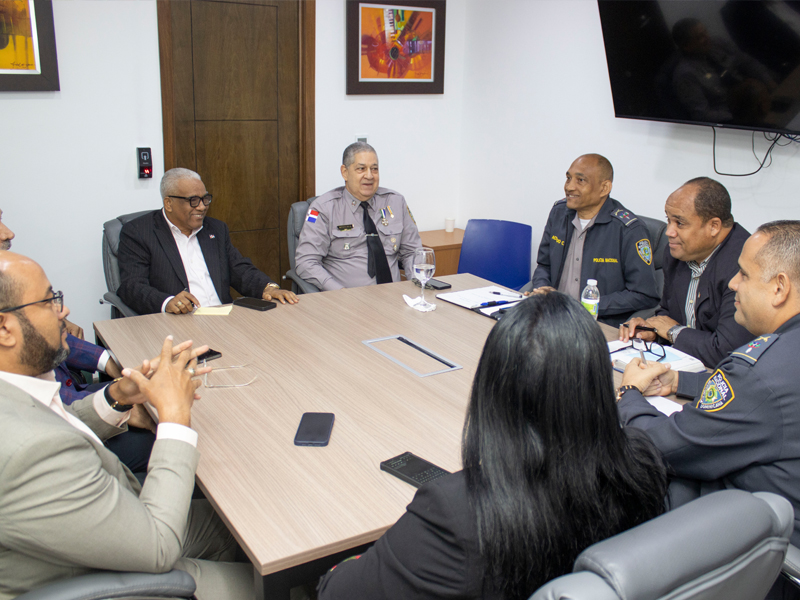 El director general de Jubilaciones y Pensiones a Cargo del Estado (DGJP), licenciado Juan Rosa, recibió en su despacho a una comisión del Comité de Retiro de la Policía Nacional (COREPOL), encabezada por su director, el general Julio César Betances Hernández, con el propósito de abordar temas de interés en materia de pensiones.