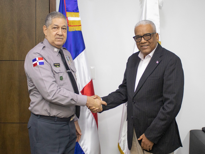 El director general de Jubilaciones y Pensiones a Cargo del Estado (DGJP), licenciado Juan Rosa, recibió en su despacho a una comisión del Comité de Retiro de la Policía Nacional (COREPOL), encabezada por su director, el general Julio César Betances Hernández, con el propósito de abordar temas de interés en materia de pensiones.