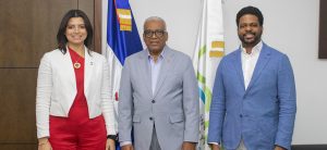 El director general de Jubilaciones y Pensiones, licenciado Juan Rosa, recibió en su despacho a los diputados Kimberly Taveras y Jhayson García, quienes realizaron una visita de cortesía para tratar temas de interés común.