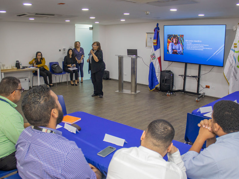 La Dirección General de Jubilaciones y Pensiones a Cargo del Estado (DGJP), en coordinación con el Instituto Nacional de Formación Técnico Profesional (INFOTEP), impartió el curso-taller “Atención al Usuario y Calidad en el Servicio”, con el propósito de fortalecer las competencias del personal en la gestión eficiente, empática y respetuosa hacia los usuarios, pensionados y jubilados.