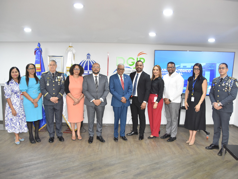 La Dirección General de Jubilaciones y Pensiones a Cargo del Estado (DGJP) realizó el acto de lanzamiento oficial de su Plan Estratégico Institucional (PEI) 2025-2028, encabezado por su director general, licenciado Juan Rosa, reafirmando así la misión de garantizar los derechos previsionales de los servidores públicos y fortalecer la gestión del Sistema de Reparto Estatal.

Durante la actividad, el director general, Juan Rosa, destacó que con este plan la institución “da un paso firme hacia el futuro, mejorando y transformándose, alineada con la visión de país del excelentísimo señor presidente de la República, licenciado Luis Abinader, quien promueve una sociedad basada en la garantía de los derechos individuales, la inclusión y la participación ciudadana”.