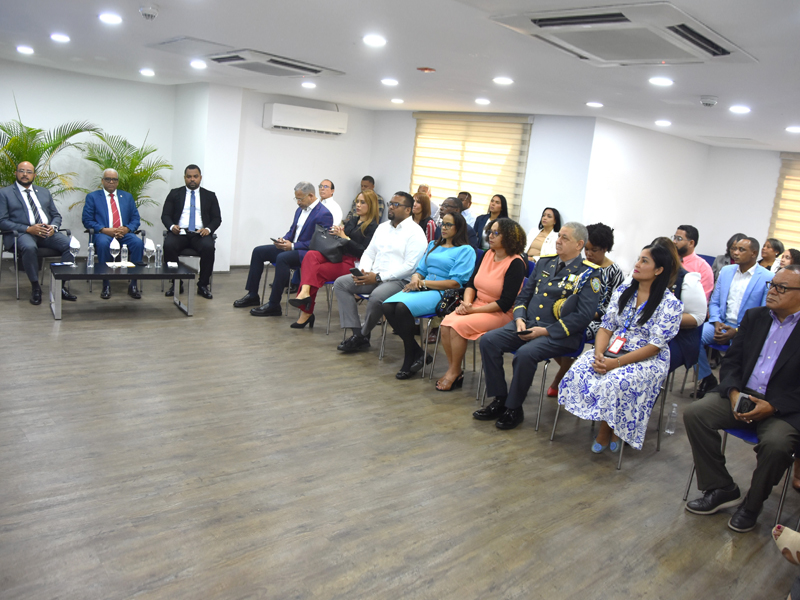 La Dirección General de Jubilaciones y Pensiones a Cargo del Estado (DGJP) realizó el acto de lanzamiento oficial de su Plan Estratégico Institucional (PEI) 2025-2028, encabezado por su director general, licenciado Juan Rosa, reafirmando así la misión de garantizar los derechos previsionales de los servidores públicos y fortalecer la gestión del Sistema de Reparto Estatal.

Durante la actividad, el director general, Juan Rosa, destacó que con este plan la institución “da un paso firme hacia el futuro, mejorando y transformándose, alineada con la visión de país del excelentísimo señor presidente de la República, licenciado Luis Abinader, quien promueve una sociedad basada en la garantía de los derechos individuales, la inclusión y la participación ciudadana”.
