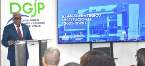 La Dirección General de Jubilaciones y Pensiones a Cargo del Estado (DGJP) realizó el acto de lanzamiento oficial de su Plan Estratégico Institucional (PEI) 2025-2028, encabezado por su director general, licenciado Juan Rosa, reafirmando así la misión de garantizar los derechos previsionales de los servidores públicos y fortalecer la gestión del Sistema de Reparto Estatal. Durante la actividad, el director general, Juan Rosa, destacó que con este plan la institución “da un paso firme hacia el futuro, mejorando y transformándose, alineada con la visión de país del excelentísimo señor presidente de la República, licenciado Luis Abinader, quien promueve una sociedad basada en la garantía de los derechos individuales, la inclusión y la participación ciudadana”.