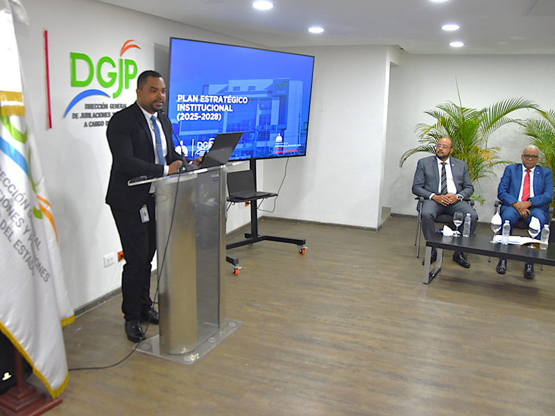 La Dirección General de Jubilaciones y Pensiones a Cargo del Estado (DGJP) realizó el acto de lanzamiento oficial de su Plan Estratégico Institucional (PEI) 2025-2028, encabezado por su director general, licenciado Juan Rosa, reafirmando así la misión de garantizar los derechos previsionales de los servidores públicos y fortalecer la gestión del Sistema de Reparto Estatal.

Durante la actividad, el director general, Juan Rosa, destacó que con este plan la institución “da un paso firme hacia el futuro, mejorando y transformándose, alineada con la visión de país del excelentísimo señor presidente de la República, licenciado Luis Abinader, quien promueve una sociedad basada en la garantía de los derechos individuales, la inclusión y la participación ciudadana”.