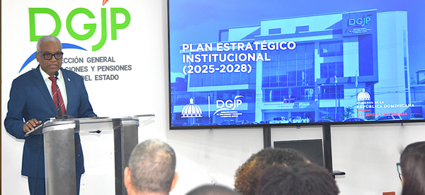La Dirección General de Jubilaciones y Pensiones a Cargo del Estado (DGJP) realizó el acto de lanzamiento oficial de su Plan Estratégico Institucional (PEI) 2025-2028, encabezado por su director general, licenciado Juan Rosa, reafirmando así la misión de garantizar los derechos previsionales de los servidores públicos y fortalecer la gestión del Sistema de Reparto Estatal. Durante la actividad, el director general, Juan Rosa, destacó que con este plan la institución “da un paso firme hacia el futuro, mejorando y transformándose, alineada con la visión de país del excelentísimo señor presidente de la República, licenciado Luis Abinader, quien promueve una sociedad basada en la garantía de los derechos individuales, la inclusión y la participación ciudadana”.