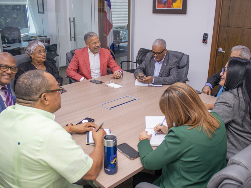 El director general de Jubilaciones y Pensiones, licenciado Juan Rosa, sostuvo una reunión con una comisión del Colegio Médico Dominicano (CMD), encabezada por su presidente, doctor Waldo Ariel Suero, para coordinar los procedimientos relativos a la implementación del aumento en las pensiones de los médicos pensionados, previsto para entrar en vigor en el año 2026. El director general de Jubilaciones y Pensiones, licenciado Juan Rosa, sostuvo una reunión con una comisión del Colegio Médico Dominicano (CMD), encabezada por su presidente, doctor Waldo Ariel Suero, para coordinar los procedimientos relativos a la implementación del aumento en las pensiones de los médicos pensionados, previsto para entrar en vigor en el año 2026.