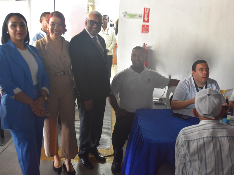 La Dirección General de Jubilaciones y Pensiones (DGJP), en coordinación con el Consejo Nacional de Personas Envejecientes (CONAPE), desarrolló una exitosa Jornada de Salud con motivo del Día Internacional de las Personas de Edad, con el objetivo de garantizar el bienestar, la salud y la tranquilidad de jubilados, pensionados y usuarios que acuden a la institución.