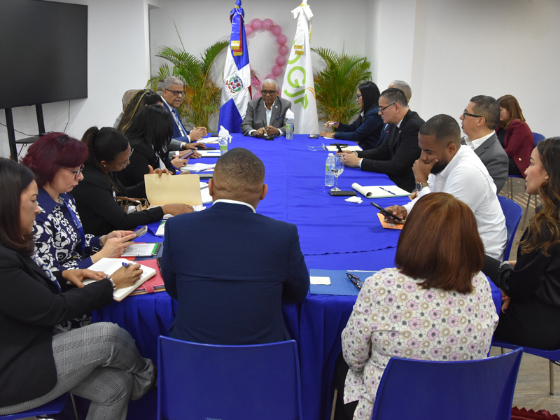 El director general de Jubilaciones y Pensiones, licenciado Juan Rosa, sostuvo un encuentro con una comisión del Instituto Agrario Dominicano (IAD), encabezada por el licenciado Darío Castillo, comisionado para la Reforma del Estado (CRE), con el objetivo de coordinar los procedimientos para pensionar a empleados de distintas instituciones públicas que cumplen con los requisitos establecidos.