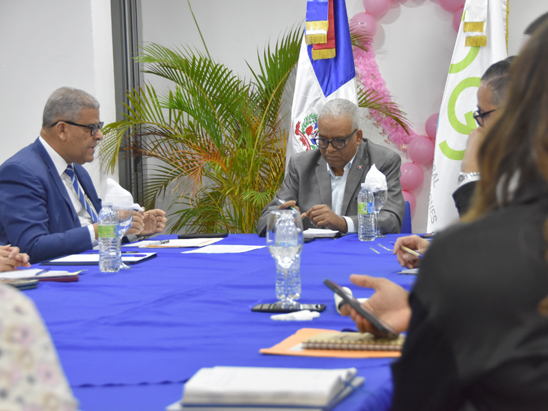 El director general de Jubilaciones y Pensiones, licenciado Juan Rosa, sostuvo un encuentro con una comisión del Instituto Agrario Dominicano (IAD), encabezada por el licenciado Darío Castillo, comisionado para la Reforma del Estado (CRE), con el objetivo de coordinar los procedimientos para pensionar a empleados de distintas instituciones públicas que cumplen con los requisitos establecidos.