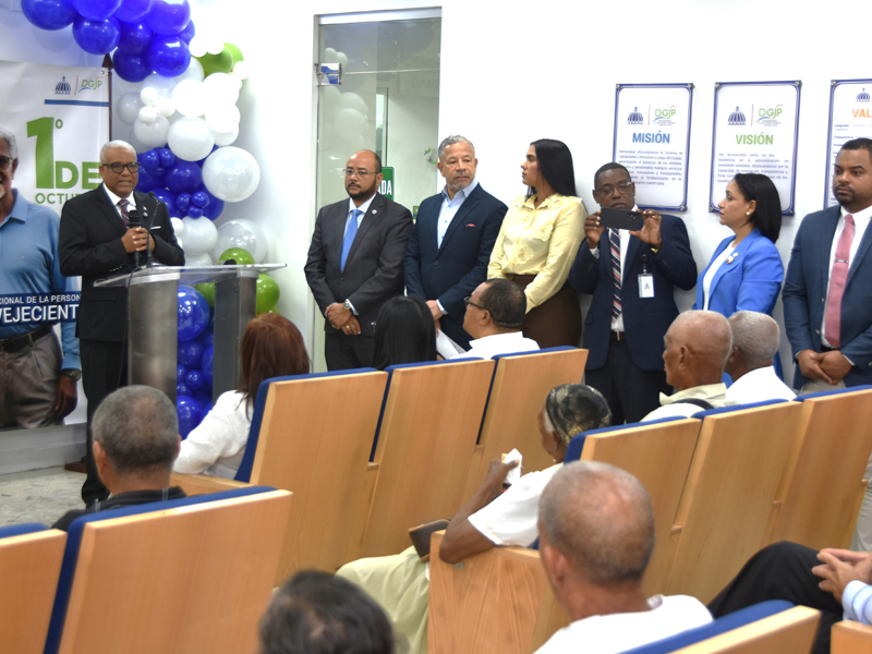 Con la presencia de cientos de pensionados y usuarios, la Direccion General de Jubilaciones y Pensiones a Cargo del Estado (DGJP), celebró este miércoles el Día Nacional del Adulto Mayor, en un ambiente lleno de vivencias, disfrutando, además, de una mañana cargada de buena música en vivo, brindis y momentos de poesía.

En el evento, el director general de la DGJP, licenciado Jua Rosa, subrayó que, “hoy nos convoca una fecha muy especial: la celebración del Día del Adulto Mayor. Un día en que la sociedad dominicana se detiene para honrar, reconocer y agradecer a quienes han sido pilares fundamentales en nuestras familias, comunidades e instituciones”.