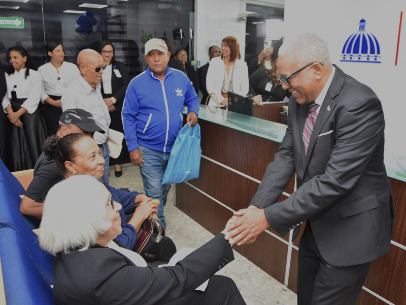 Con la presencia de cientos de pensionados y usuarios, la Direccion General de Jubilaciones y Pensiones a Cargo del Estado (DGJP), celebró este miércoles el Día Nacional del Adulto Mayor, en un ambiente lleno de vivencias, disfrutando, además, de una mañana cargada de buena música en vivo, brindis y momentos de poesía.

En el evento, el director general de la DGJP, licenciado Jua Rosa, subrayó que, “hoy nos convoca una fecha muy especial: la celebración del Día del Adulto Mayor. Un día en que la sociedad dominicana se detiene para honrar, reconocer y agradecer a quienes han sido pilares fundamentales en nuestras familias, comunidades e instituciones”.