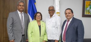 El director general de Jubilaciones y Pensiones (DGJP), licenciado Juan Rosa, recibió en su despacho a los diputados de la provincia de Santiago, Nelson Marmolejos, Gregorio Domínguez y Deisy Díaz, en el marco de una visita de cortesía orientada a fortalecer el diálogo sobre temas de interés común. Durante el encuentro se abordaron iniciativas vinculadas al mejoramiento de las condiciones de vida de los jubilados y pensionados, en especial de aquellos en situación de vulnerabilidad social.