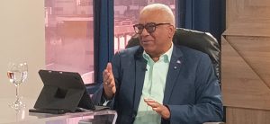 El director general de Jubilaciones y Pensiones a Cargo del Estado, licenciado Juan Rosa, informó que el presupuesto destinado al pago de pensiones para el año 2025, asciende a RD$54 mil millones de pesos, recursos que cubren pensiones por antigüedad en el servicio, miembros de la Policía Nacional, solidarias y especiales. El funcionario explicó que, dentro de estas partidas, se asignaron 8,000 nuevas pensiones solidarias, con un beneficio mensual de RD$6,000, lo que representa un total de RD$624 millones de pesos.  El director subrayó que, a la fecha, el actual gobierno ha otorgado más de 67 mil pensiones solidarias a ciudadanos en condición de vulnerabilidad, que benefician a envejecientes, personas con discapacidad y madres solteras en situación de pobreza, la misma están contempladas en los artículos 63 al 70 de la Ley 87-01, las cuales pertenecen al régimen subsidiado de la Seguridad Social.