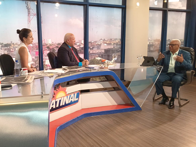 El director general de Jubilaciones y Pensiones a Cargo del Estado, licenciado Juan Rosa, informó que el presupuesto destinado al pago de pensiones para el año 2025, asciende a RD$54 mil millones de pesos, recursos que cubren pensiones por antigüedad en el servicio, miembros de la Policía Nacional, solidarias y especiales.

El funcionario explicó que, dentro de estas partidas, se asignaron 8,000 nuevas pensiones solidarias, con un beneficio mensual de RD$6,000, lo que representa un total de RD$624 millones de pesos.

 El director subrayó que, a la fecha, el actual gobierno ha otorgado más de 67 mil pensiones solidarias a ciudadanos en condición de vulnerabilidad, que benefician a envejecientes, personas con discapacidad y madres solteras en situación de pobreza, la misma están contempladas en los artículos 63 al 70 de la Ley 87-01, las cuales pertenecen al régimen subsidiado de la Seguridad Social.