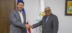 El director general de Jubilaciones y Pensiones, licenciado Juan Rosa, recibió la visita de cortesía del senador de la provincia de La Altagracia, doctor Rafael Barón Duluc (Cholitin), encuentro en el cual abordaron temas de interés relacionados a la vida nacional y otros asuntos de relevancia para esa provincia.