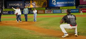 El director general de Jubilaciones y Pensiones a Cargo del Estado (DGJP), licenciado Juan Rosa, tuvo el honor de realizar el lanzamiento de la primera bola en el partido celebrado este martes 25 de noviembre, donde se enfrentaron los equipos Leones del Escogido y Toros del Este, en el Estadio Quisqueya Juan Marichal.