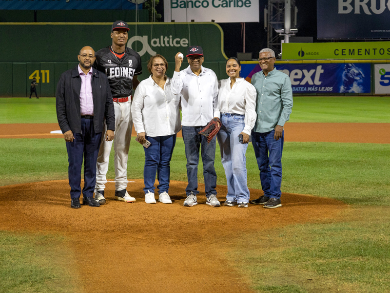 El director general de Jubilaciones y Pensiones a Cargo del Estado (DGJP), licenciado Juan Rosa, tuvo el honor de realizar el lanzamiento de la primera bola en el partido celebrado este martes 25 de noviembre, donde se enfrentaron los equipos Leones del Escogido y Toros del Este, en el Estadio Quisqueya Juan Marichal.