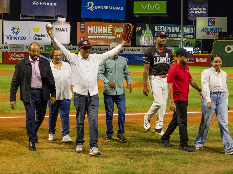 El director general de Jubilaciones y Pensiones a Cargo del Estado (DGJP), licenciado Juan Rosa, tuvo el honor de realizar el lanzamiento de la primera bola en el partido celebrado este martes 25 de noviembre, donde se enfrentaron los equipos Leones del Escogido y Toros del Este, en el Estadio Quisqueya Juan Marichal.