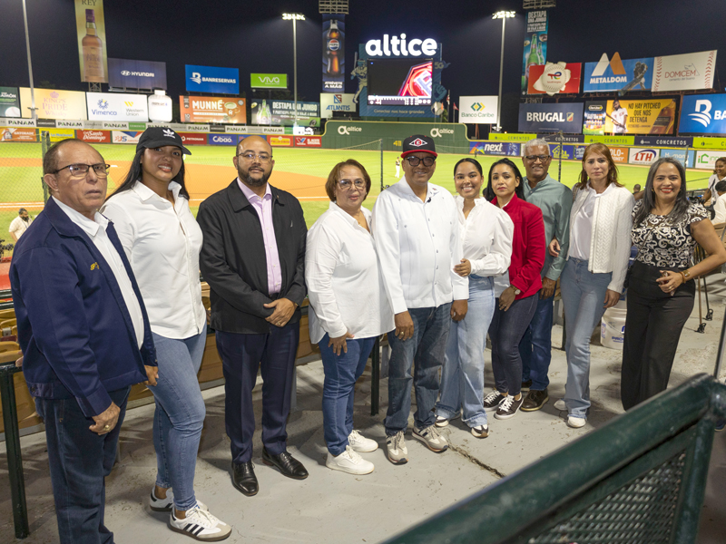 El director general de Jubilaciones y Pensiones a Cargo del Estado (DGJP), licenciado Juan Rosa, tuvo el honor de realizar el lanzamiento de la primera bola en el partido celebrado este martes 25 de noviembre, donde se enfrentaron los equipos Leones del Escogido y Toros del Este, en el Estadio Quisqueya Juan Marichal.