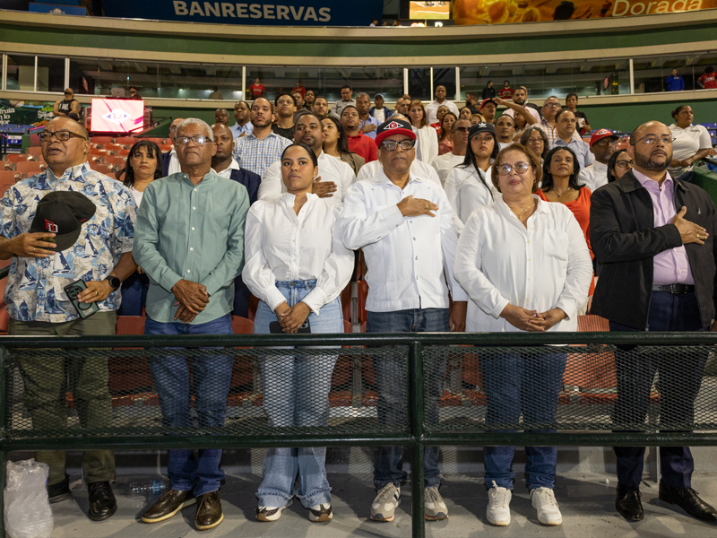 El director general de Jubilaciones y Pensiones a Cargo del Estado (DGJP), licenciado Juan Rosa, tuvo el honor de realizar el lanzamiento de la primera bola en el partido celebrado este martes 25 de noviembre, donde se enfrentaron los equipos Leones del Escogido y Toros del Este, en el Estadio Quisqueya Juan Marichal.
