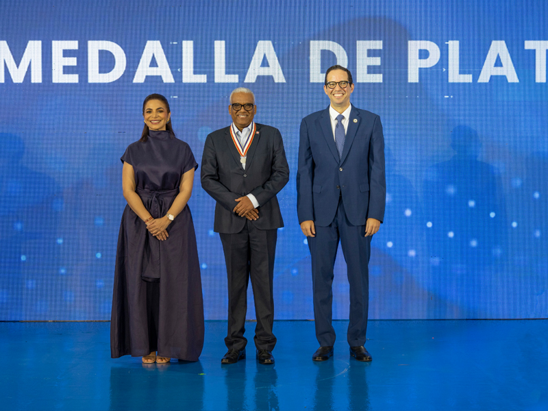 La Dirección General de Jubilaciones y Pensiones a Cargo del Estado (DGJP) fue galardonada con la Medalla de Plata en la XXI entrega del Premio Nacional a la Calidad del Sector Público 2025, durante una ceremonia encabezada por la vicepresidenta de la República, Raquel Peña, en el Ministerio de Relaciones Exteriores. La Dirección General de Jubilaciones y Pensiones a Cargo del Estado (DGJP) fue galardonada con la Medalla de Plata en la XXI entrega del Premio Nacional a la Calidad del Sector Público 2025, durante una ceremonia encabezada por la vicepresidenta de la República, Raquel Peña, en el Ministerio de Relaciones Exteriores.