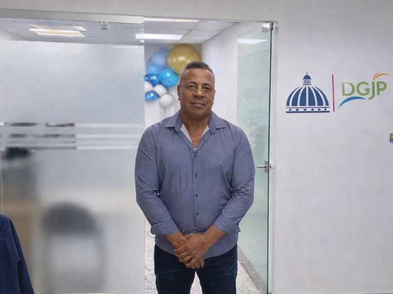 El teniente coronel retirado de la Policía Nacional, Eleuterio Ortega, aclaró su situación ante la Dirección General de Jubilaciones y Pensiones a Cargo del Estado (DGJP), tras la suspensión temporal de su pensión debido a inconsistencias en su cédula de identidad.