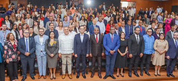 En representación del director general de Jubilaciones y Pensiones a Cargo del Estado (DGJP), licenciado Juan Rosa, el subdirector de entidad,  Félix Joel Almonte, participó en el panel “El Rol de los Servidores Públicos en el Fortalecimiento de la Administración Pública”, organizado por el INAP y el MAP, en el marco del Día Nacional del Servidor Público, celebrado en el Paraninfo Dr. Ricardo Michel de la Facultad de Ciencias Económicas y Sociales de la UASD.