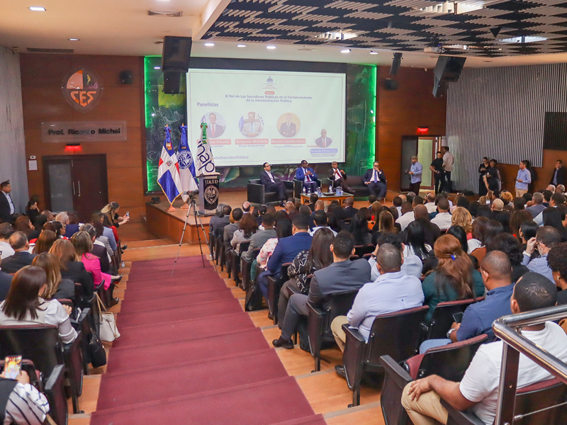 En representación del director general de Jubilaciones y Pensiones a Cargo del Estado (DGJP), licenciado Juan Rosa, el subdirector de entidad,  Félix Joel Almonte, participó en el panel “El Rol de los Servidores Públicos en el Fortalecimiento de la Administración Pública”, organizado por el INAP y el MAP, en el marco del Día Nacional del Servidor Público, celebrado en el Paraninfo Dr. Ricardo Michel de la Facultad de Ciencias Económicas y Sociales de la UASD.