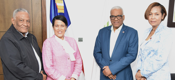 El director general de Jubilaciones y Pensiones a Cargo del Estado (DGJP), licenciado Juan Rosa, recibió este jueves en su despacho la visita de cortesía de varias autoridades municipales y representantes del ámbito gubernamental de la región Este, en un ambiente de cordialidad y respeto institucional.