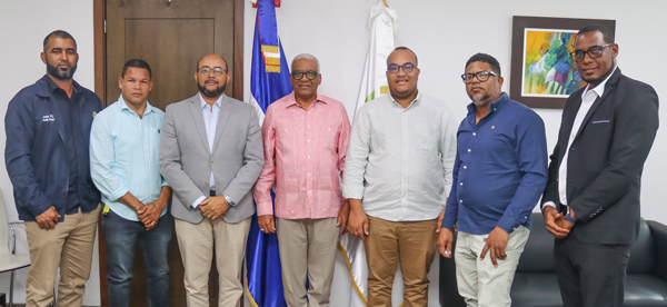 El director general de Jubilaciones y Pensiones, licenciado Juan Rosa, recibió en su despacho una comisión de alcaldes y directores de Juntas Municipales de la provincia de Azua , con el propósito de abordar temas de interés común y fortalecer los canales de coordinación y cooperación entre las entidades.