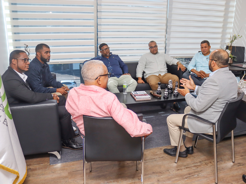 El director general de Jubilaciones y Pensiones, licenciado Juan Rosa, recibió en su despacho una comisión de alcaldes y directores de Juntas Municipales de la provincia de Azua , con el propósito de abordar temas de interés común y fortalecer los canales de coordinación y cooperación entre las entidades.
