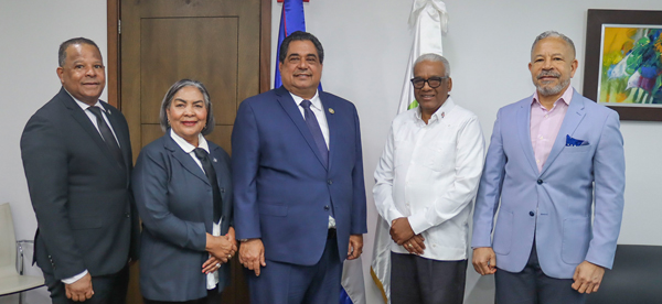El director general de Jubilaciones y Pensiones a Cargo del Estado (DGJP), licenciado Juan Rosa, recibió en su despacho la visita de cortesía del presidente del Colegio Dominicano de Notarios, licenciado John Richard Paniagua, con el propósito de intercambiar impresiones sobre temas vinculados al sistema de jubilaciones y pensiones, así como los derechos y beneficios que asisten a los profesionales del derecho.