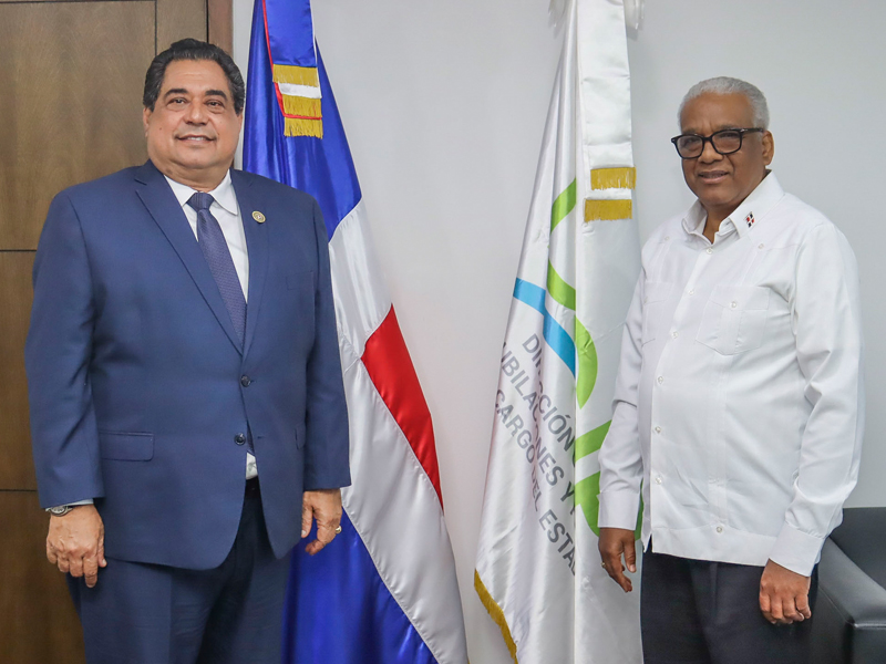 El director general de Jubilaciones y Pensiones a Cargo del Estado (DGJP), licenciado Juan Rosa, recibió en su despacho la visita de cortesía del presidente del Colegio Dominicano de Notarios, licenciado John Richard Paniagua, con el propósito de intercambiar impresiones sobre temas vinculados al sistema de jubilaciones y pensiones, así como los derechos y beneficios que asisten a los profesionales del derecho.